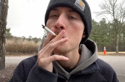 Лечение зависимости от табакокурения в Волжском Мужчина с сигаретой делает затяжку