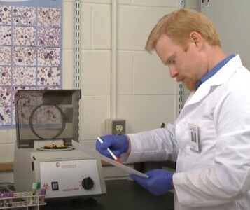 Клиника лечения наркозависимости в Волжском Врач в кабинете клиники