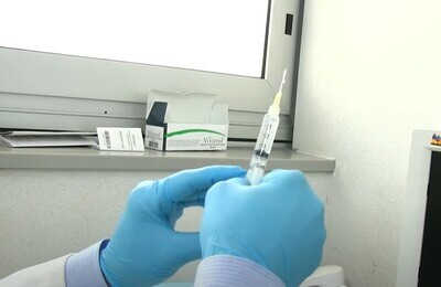 Проведение кодирования Вивитролом в Волжском Шприц с Вивитролом в руках у врача